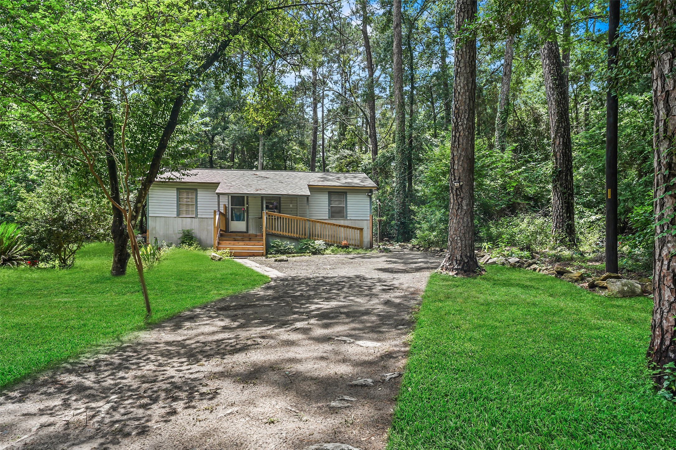 6387 Oak Knoll Road Montgomery, TX 77316 - Photo 2 of 30 a view of a house with backyard and garden