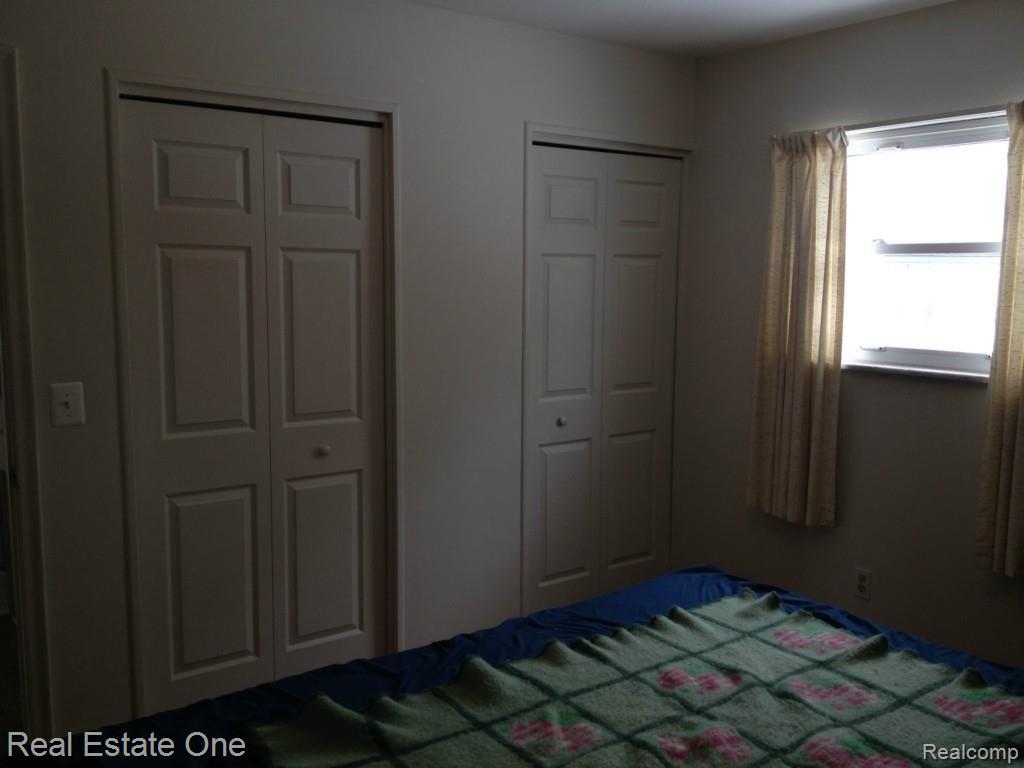 5303 South Genesee Road Grand Blanc, MI 48439 - Photo 3 of 16 004.jpg
