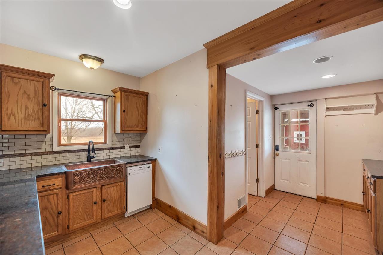 4022 Peters Road Columbiaville, MI 48421 - Photo 8 of 32 50029880-8.JPG