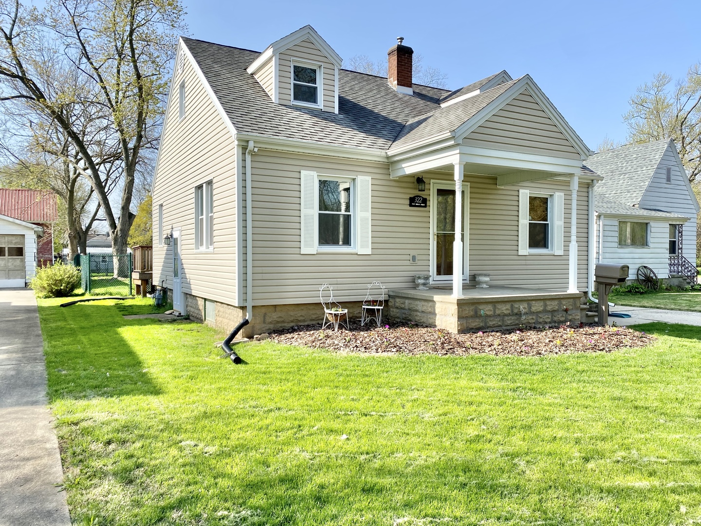 322 West Morgan Street Dixon, IL 61021 - Photo 2 of 20 front view of a house with a yard