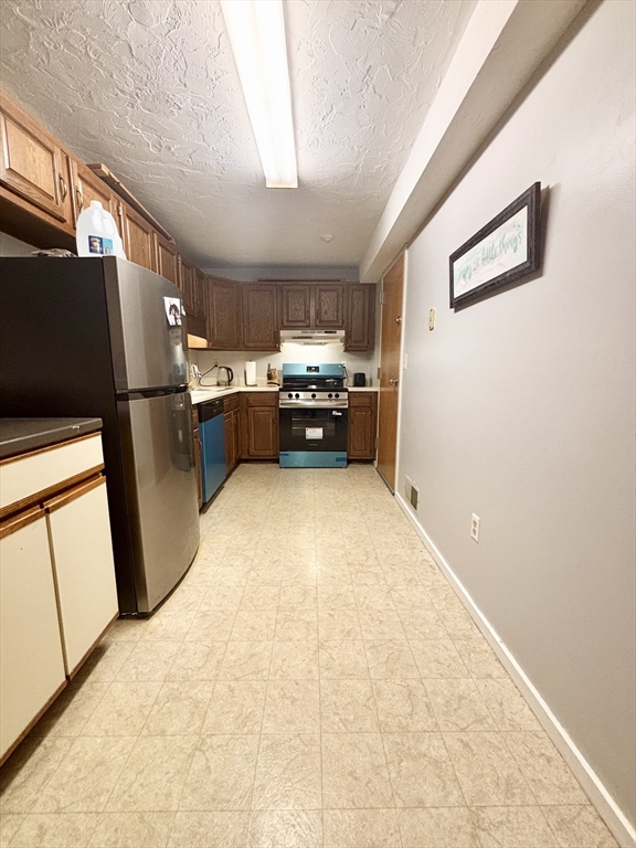 189 Littleton Road, Unit 59 Chelmsford, MA 01824 - Photo 7 of 17 a kitchen with sink refrigerator and window