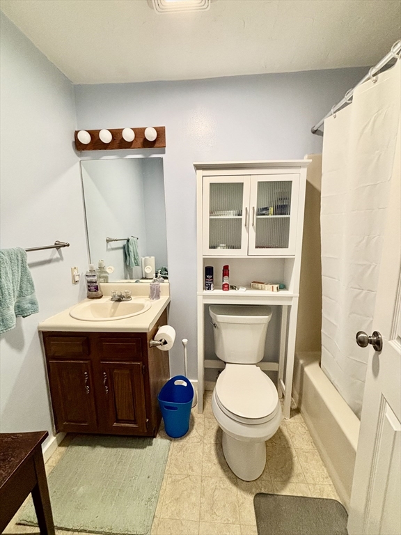 189 Littleton Road, Unit 59 Chelmsford, MA 01824 - Photo 9 of 17 a bathroom with a sink and a mirror