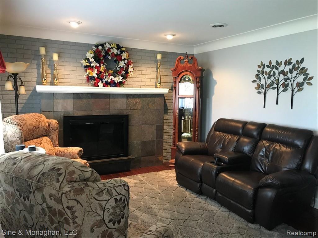 473 Cox Road St. Clair, MI 48079 - Photo 27 of 64 27 LIVING ROOM 3 473 COX.JPG