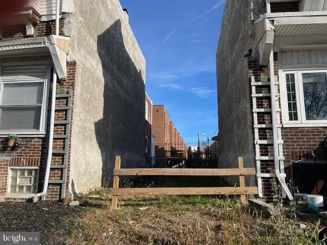 a view of a back yard of the house