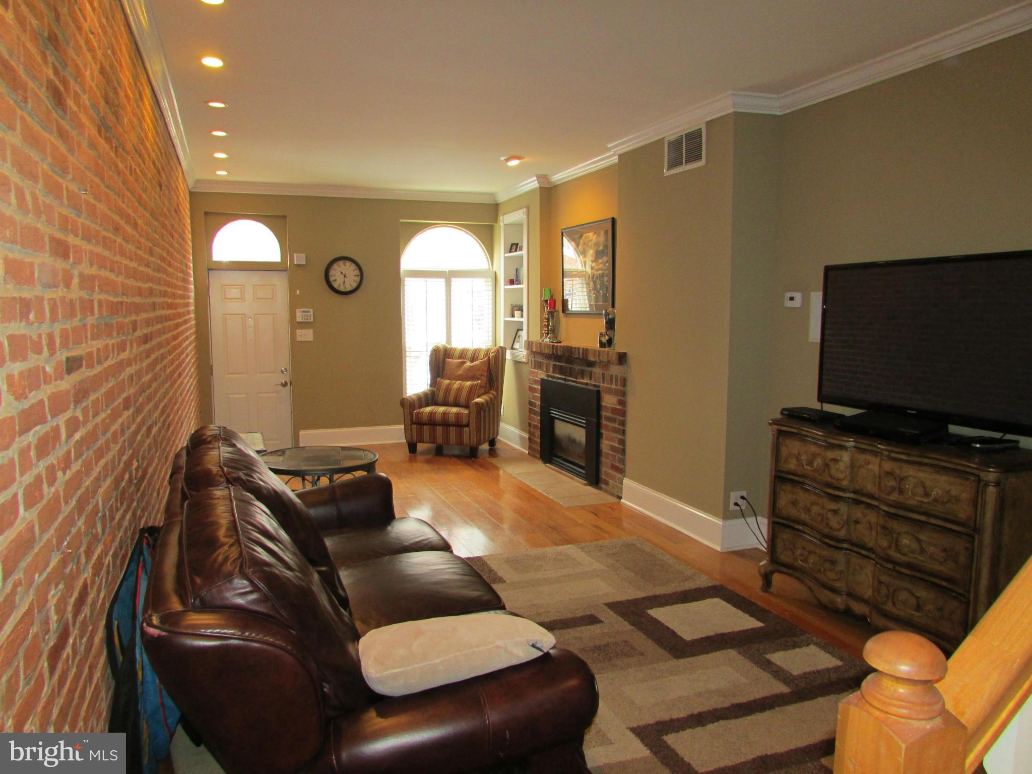 1418 Riverside Avenue Baltimore, MD 21230 - Photo 6 of 30 Living Room