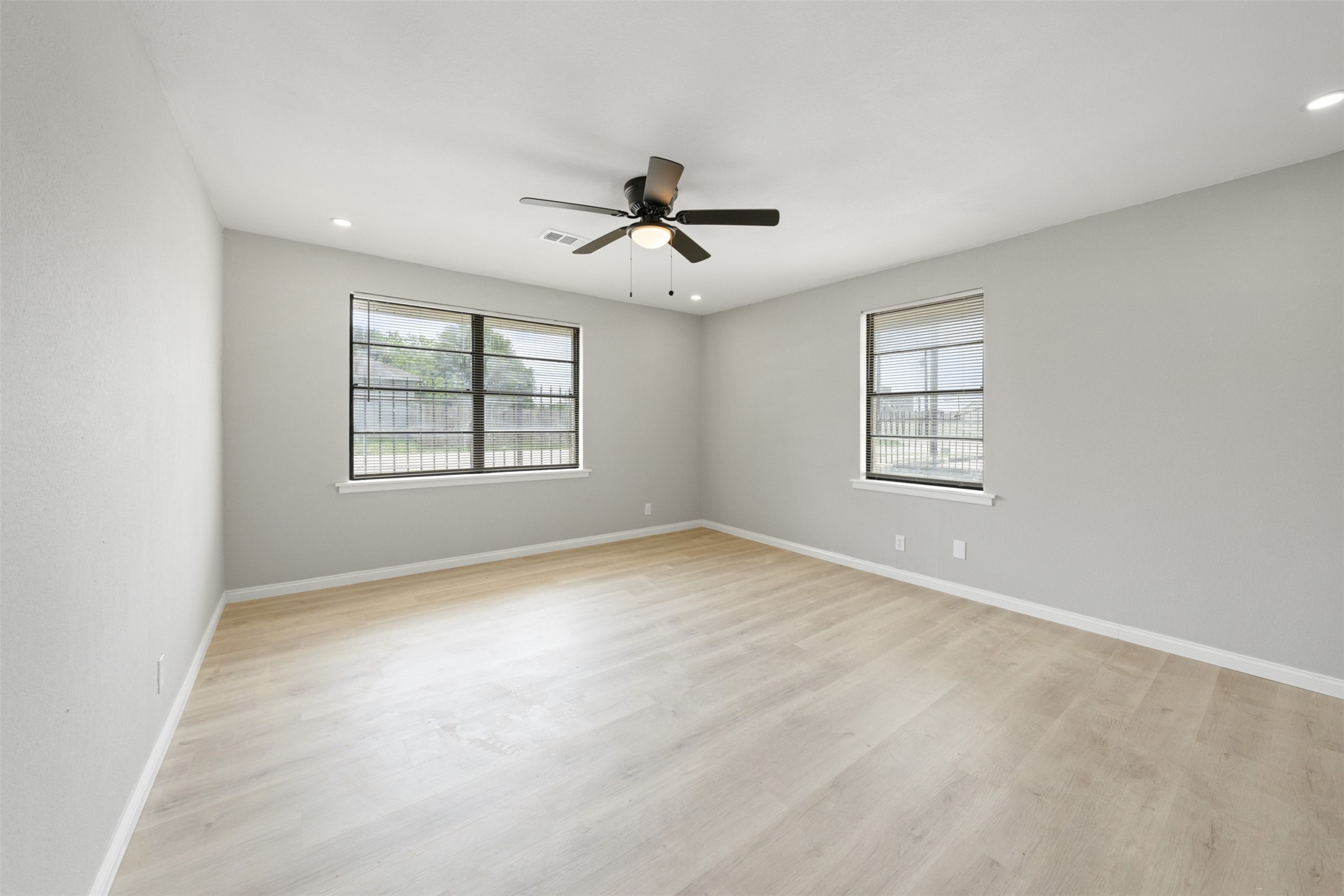 4356 Phlox Street Houston, TX 77051 - Photo 16 of 25 an empty room with windows and ceiling fan