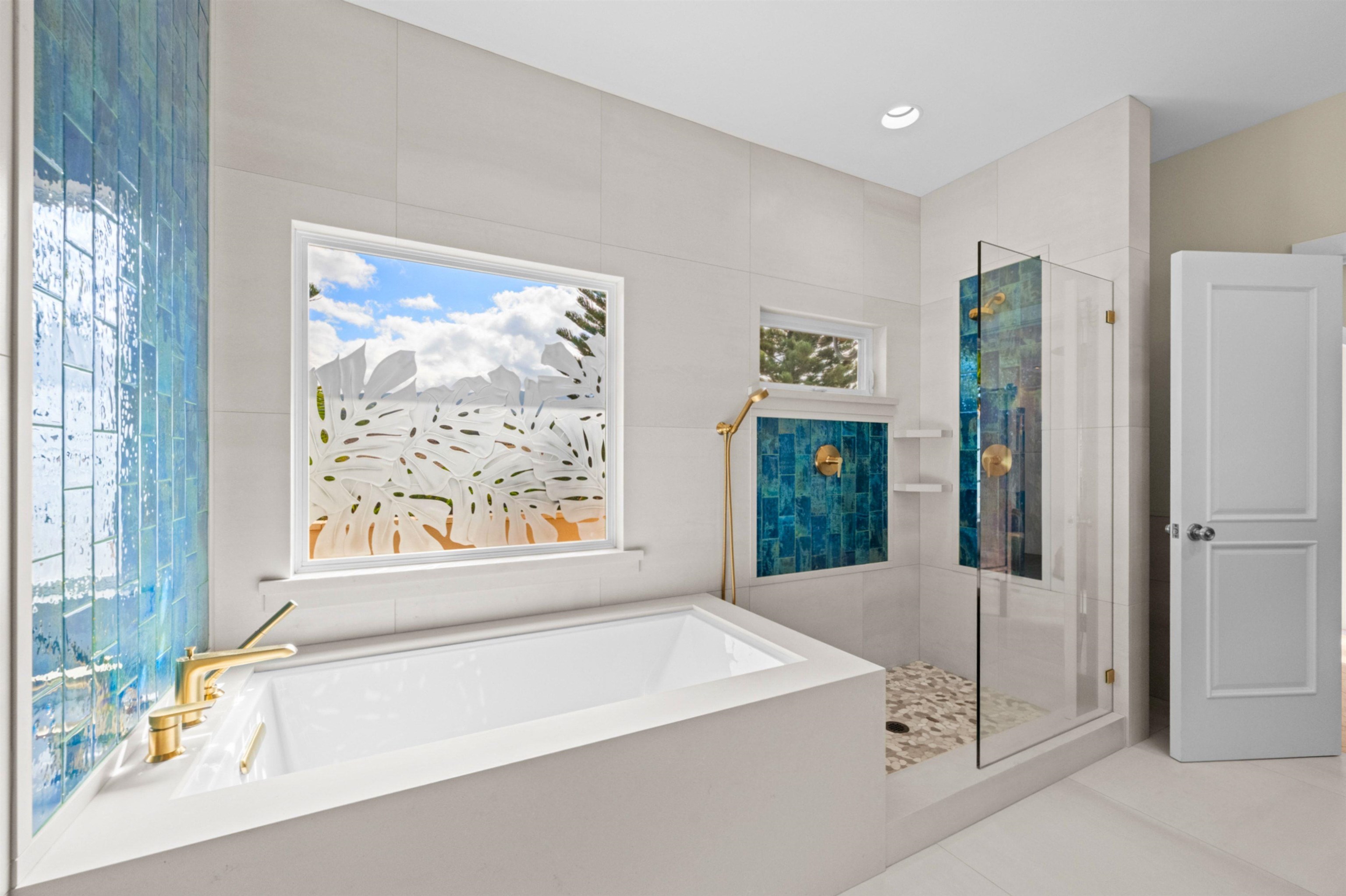 17 Kahana Ridge Place Lahaina, HI 96761 - Photo 26 of 50 a spacious bathroom with a bathtub and a window