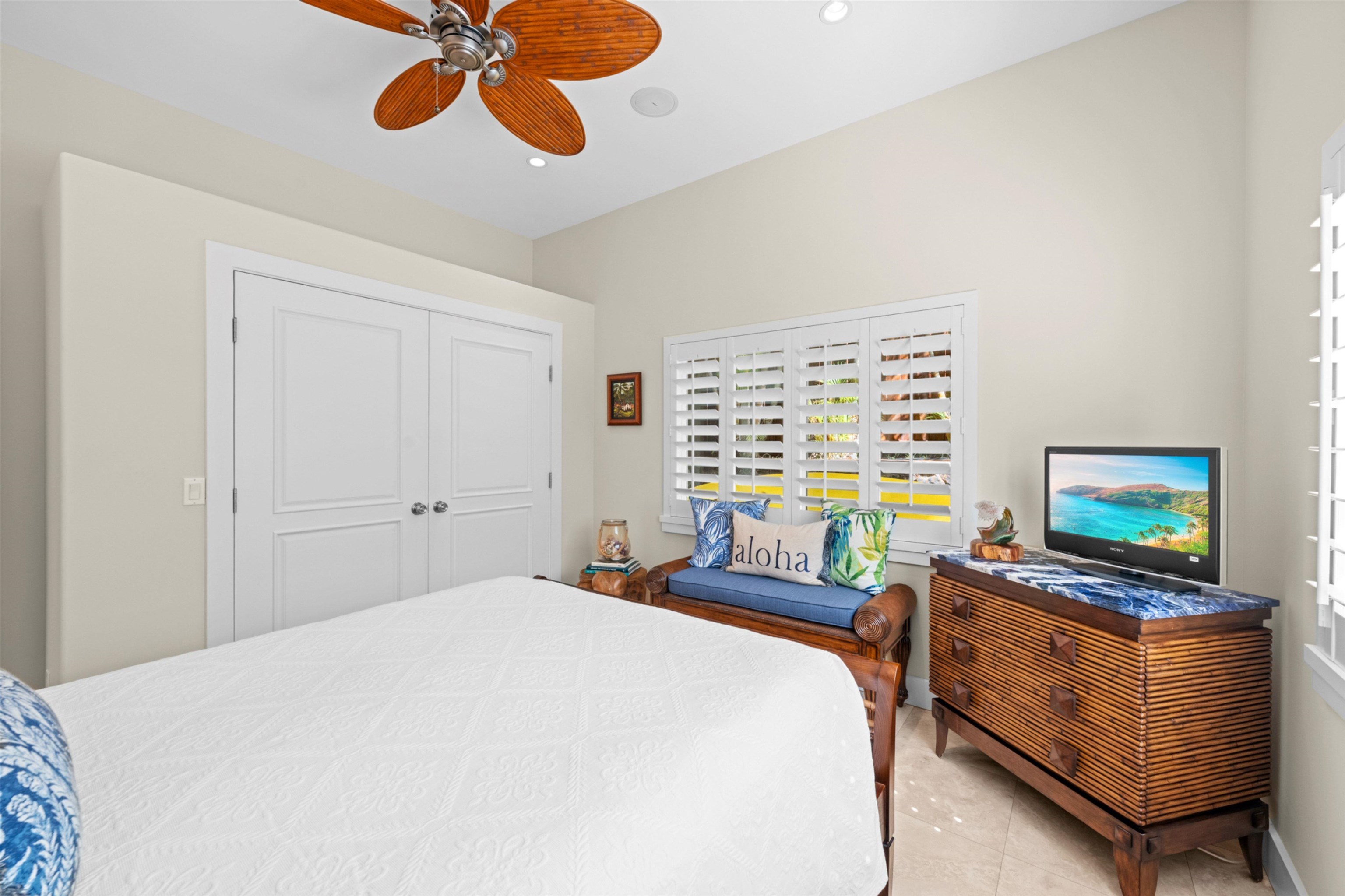 17 Kahana Ridge Place Lahaina, HI 96761 - Photo 35 of 50 a bedroom with a bed a flat screen tv and a window