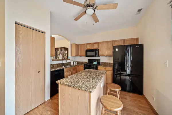 $289,900 | 1702 Fieldstone Drive North, Shorewood, IL 60404