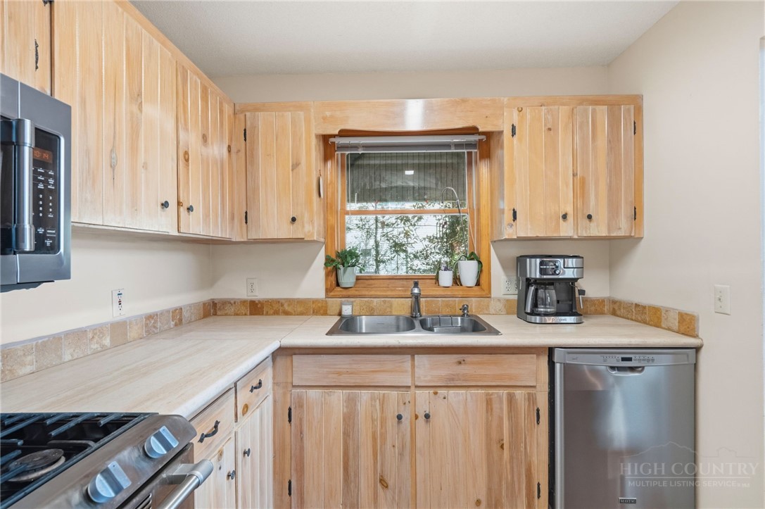 83 Pine Ridge Loop Newland, NC 28657 - Photo 8 of 32