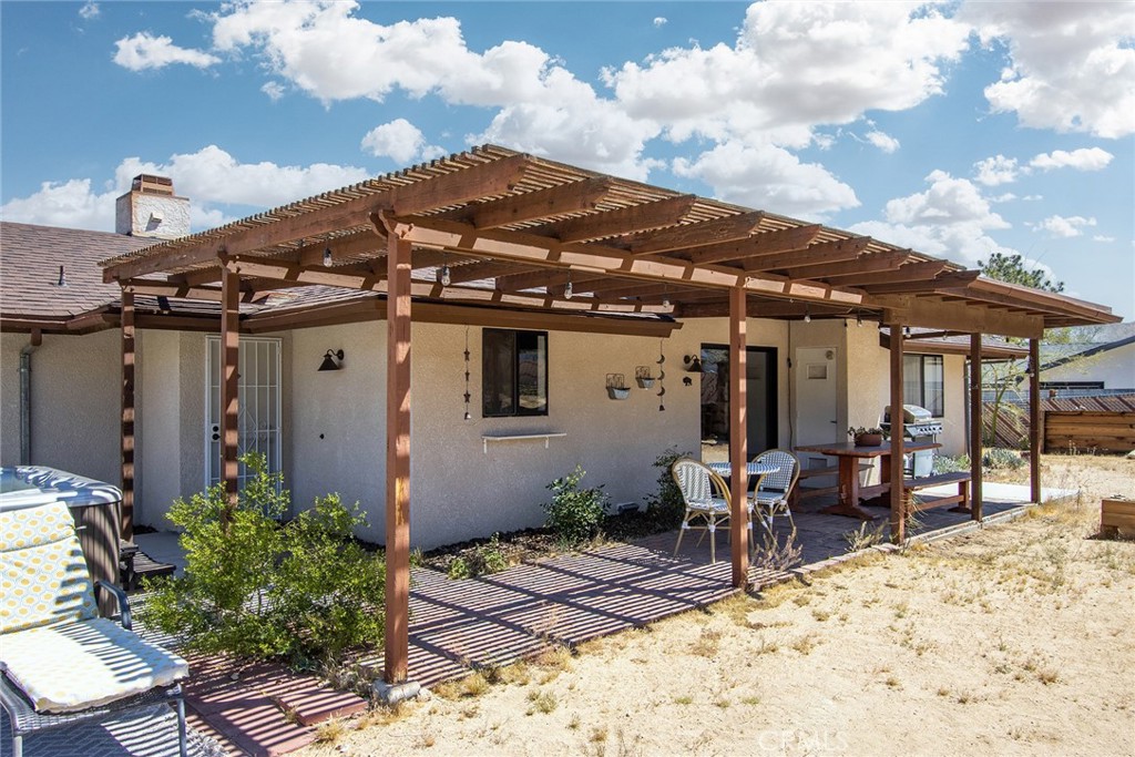 61029 Navajo Trail Joshua Tree, CA 92252 - Photo 27 of 41 a patio with table and chairs