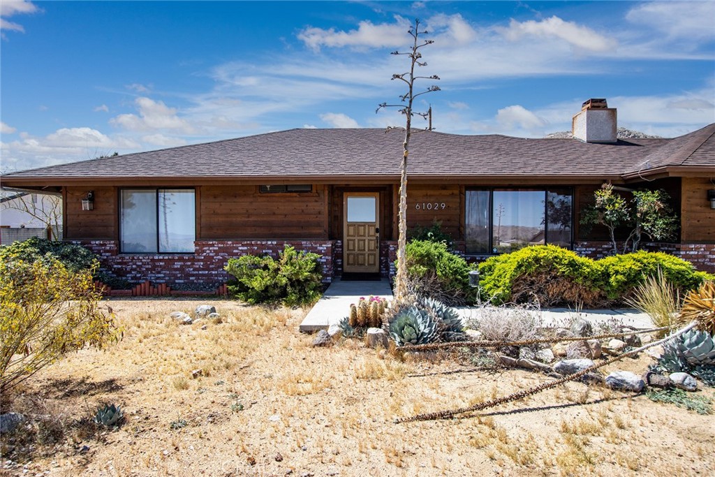 61029 Navajo Trail Joshua Tree, CA 92252 - Photo 5 of 41 a front view of a house with garden
