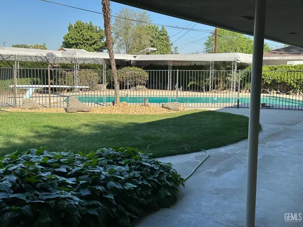 a view of a house with backyard and porch