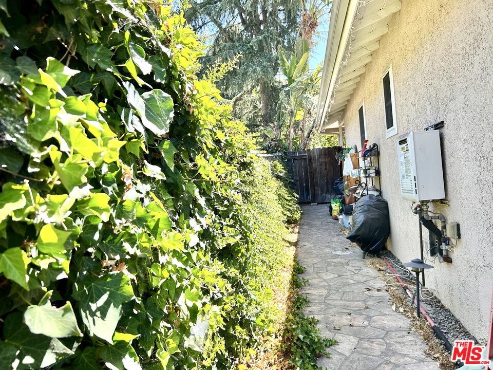 10205 Fairgrove Avenue Tujunga, CA 91042 - Photo 18 of 21 a backyard of a house with lots of green space