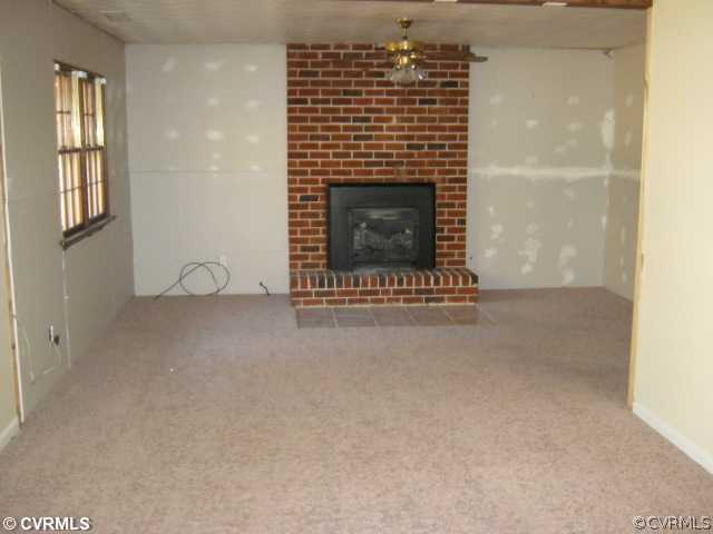 4031 North Hen Peck Road Quinton, VA 23141 - Photo 2 of 7 Living Room