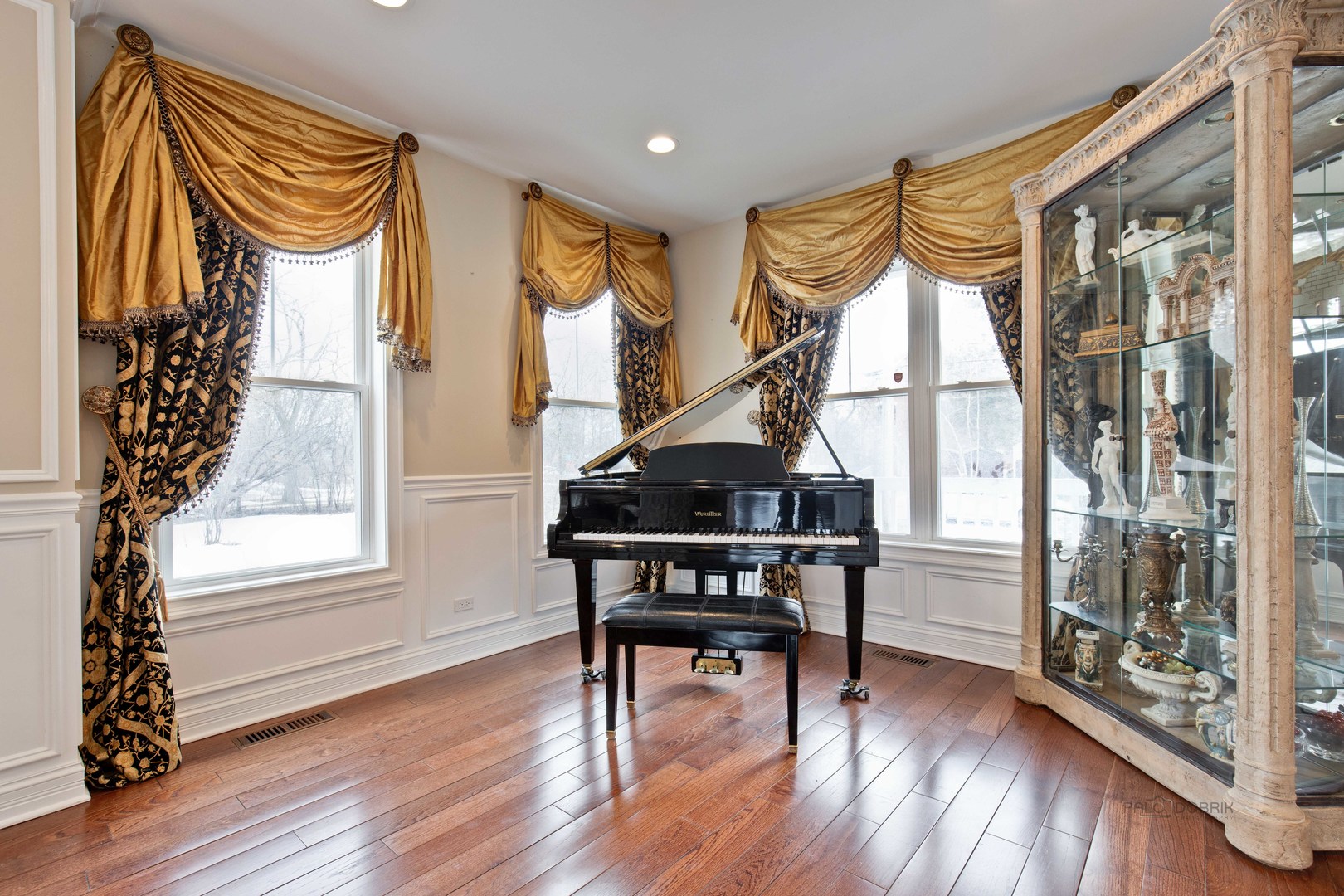 1557 Harding Road Northfield, IL 60093 - Photo 14 of 54 Gallery Image 14