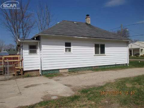 2040 Lambden Road Flint, MI 48532 - Photo 4 of 19 20436583-3.JPG