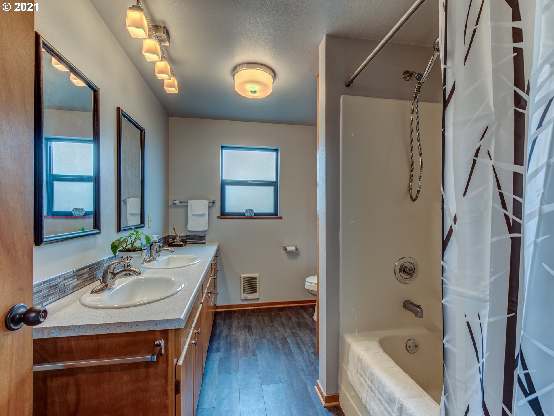 372 South 57th Place Springfield, OR 97478 - Photo 11 of 29 a bathroom with a sink a bathtub and a mirror