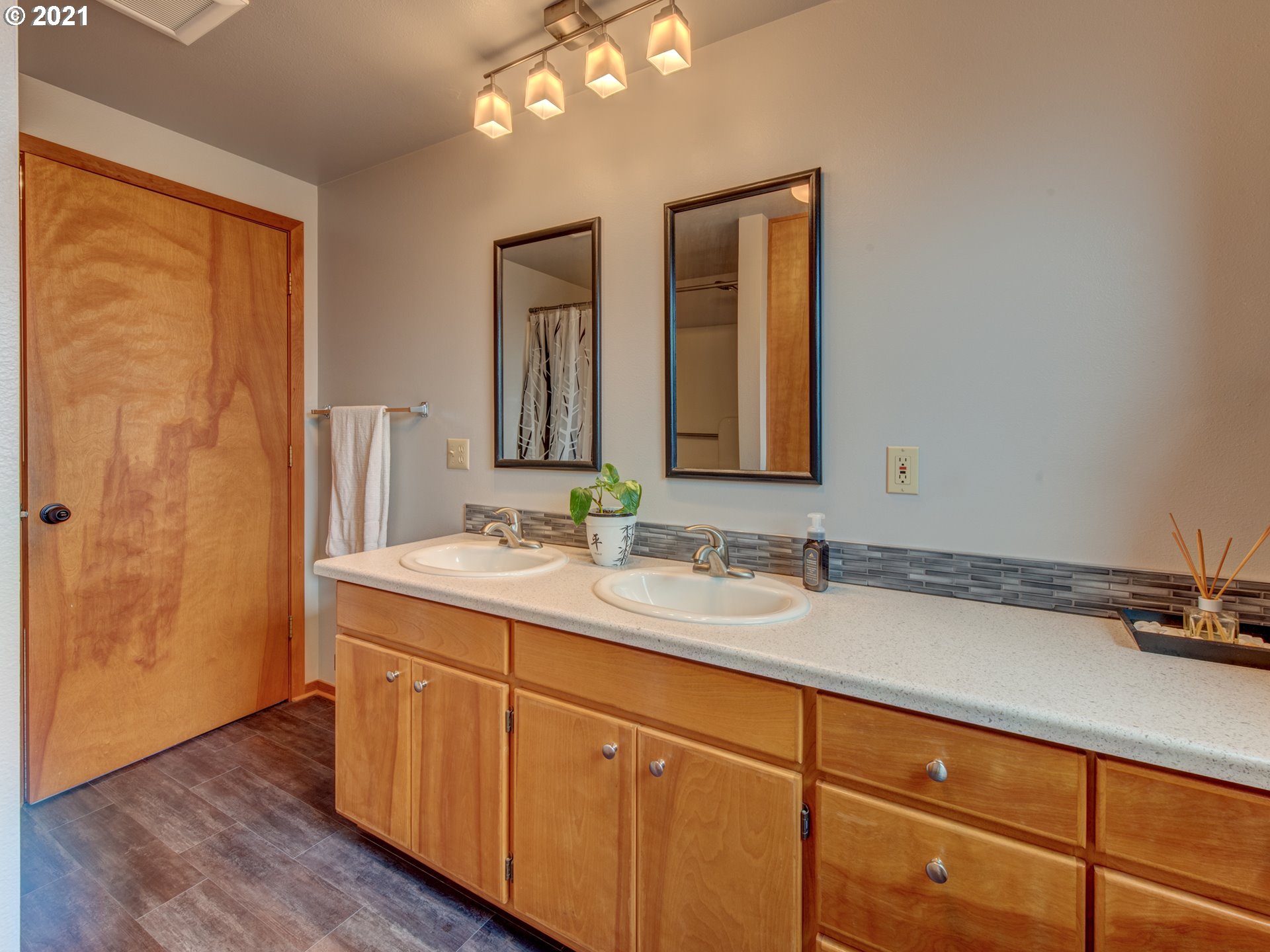 372 South 57th Place Springfield, OR 97478 - Photo 12 of 29 a bathroom with a double vanity sink and a mirror