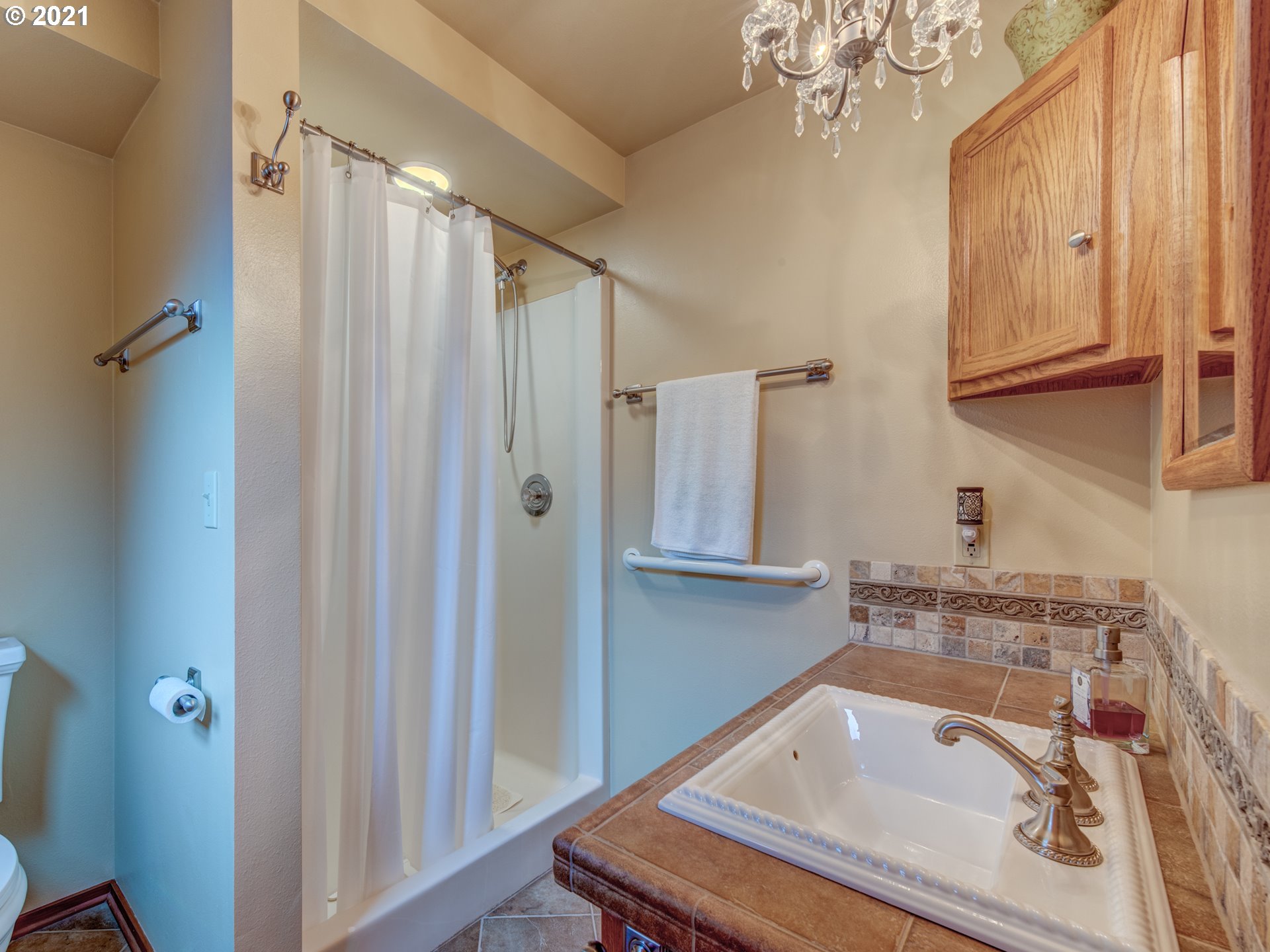 372 South 57th Place Springfield, OR 97478 - Photo 15 of 29 a bathroom with a tub and shower