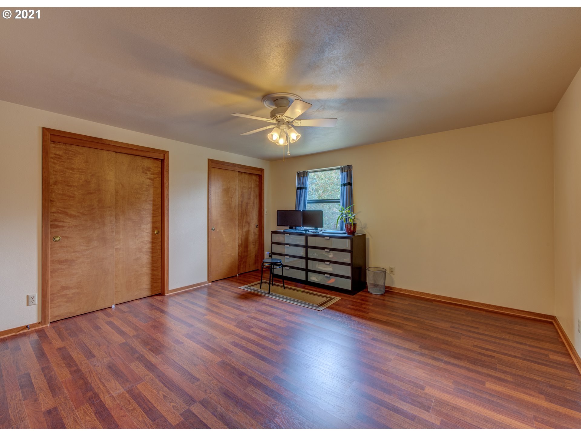 372 South 57th Place Springfield, OR 97478 - Photo 17 of 29 a view of empty room with wooden floor and ceiling fan