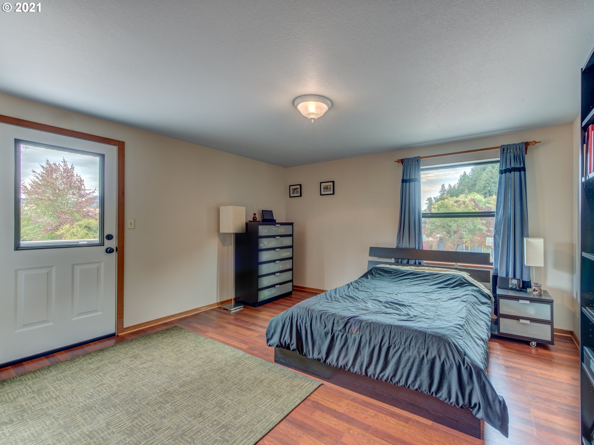 372 South 57th Place Springfield, OR 97478 - Photo 18 of 29 a bedroom with a bed and window