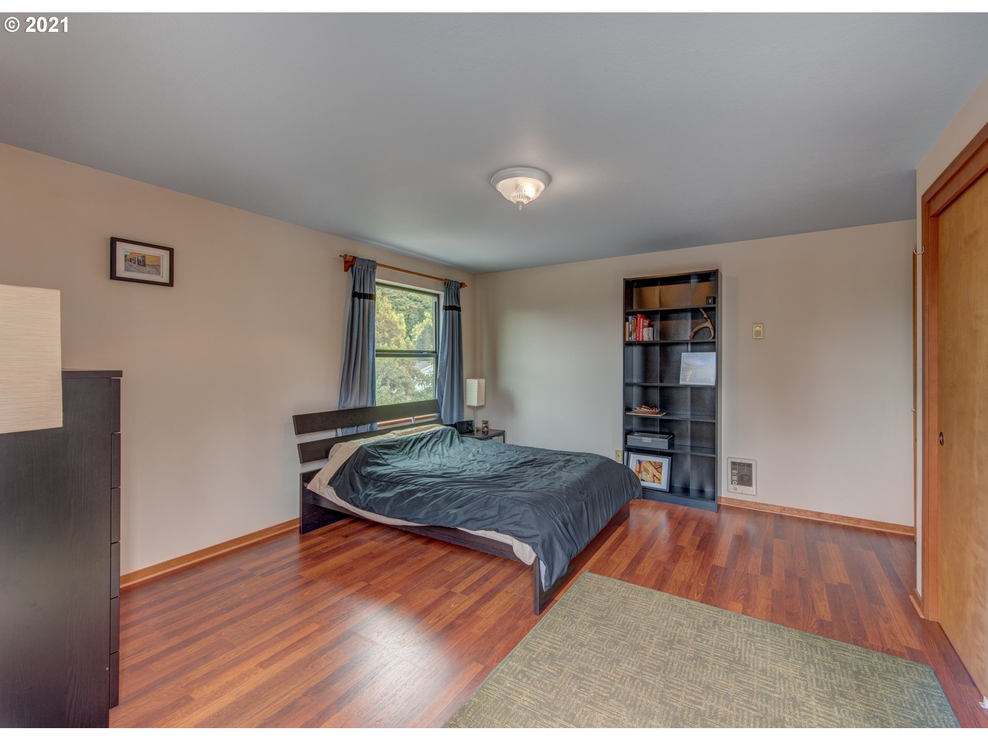372 South 57th Place Springfield, OR 97478 - Photo 19 of 29 a living room with furniture and a wooden floor