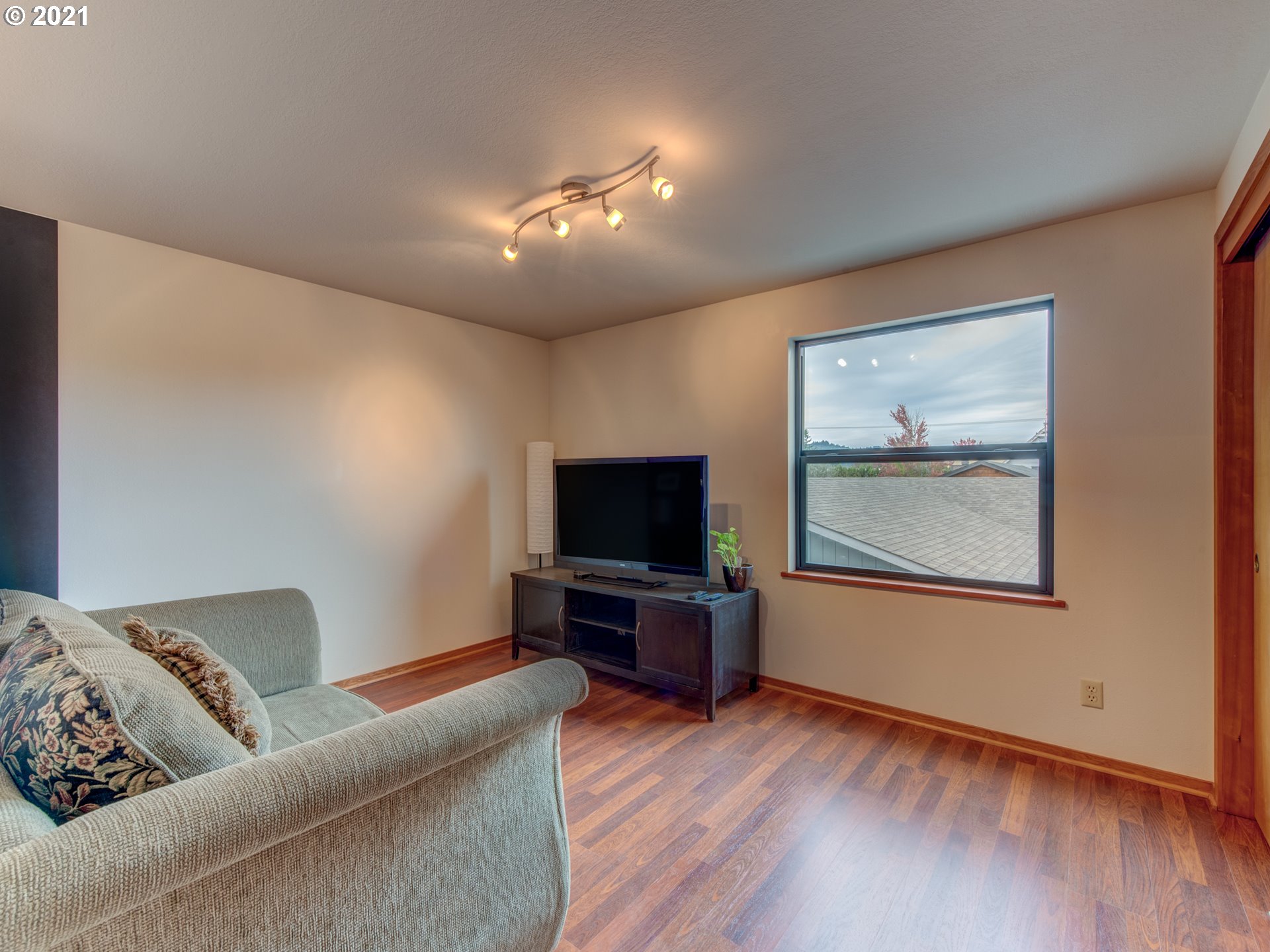 372 South 57th Place Springfield, OR 97478 - Photo 22 of 29 a living room with furniture and a flat screen tv