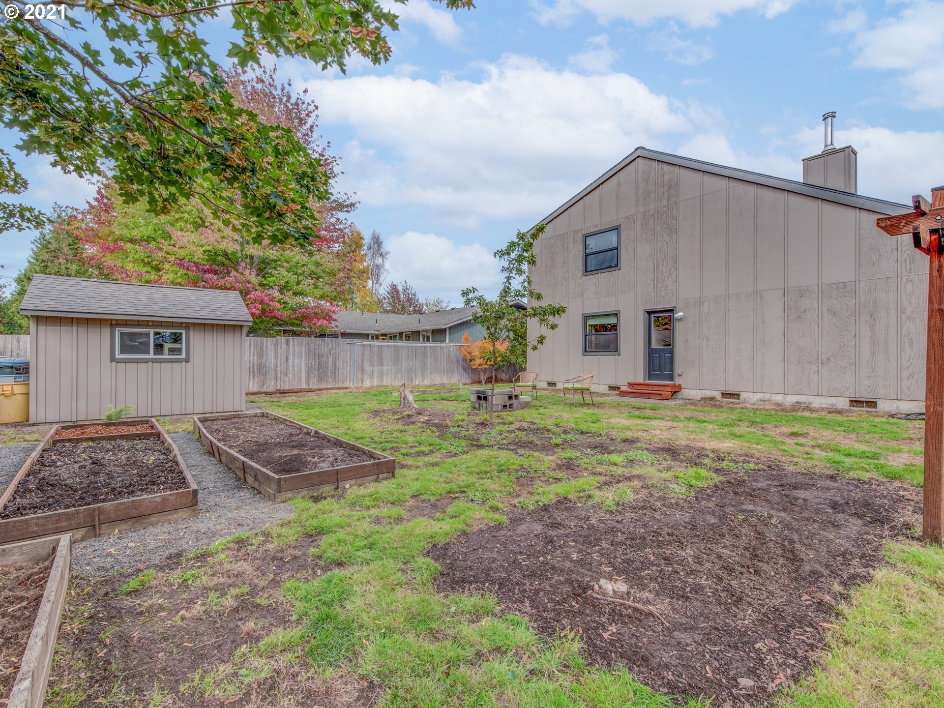 372 South 57th Place Springfield, OR 97478 - Photo 27 of 29 a view of backyard of house