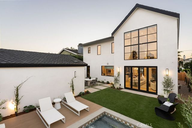 a view of backyard of the house