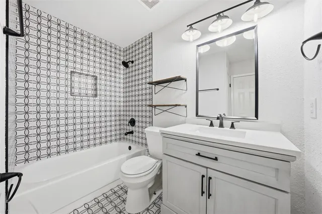 $270,000 | 922 Vail Highlands Circle, Hewitt, TX 76643