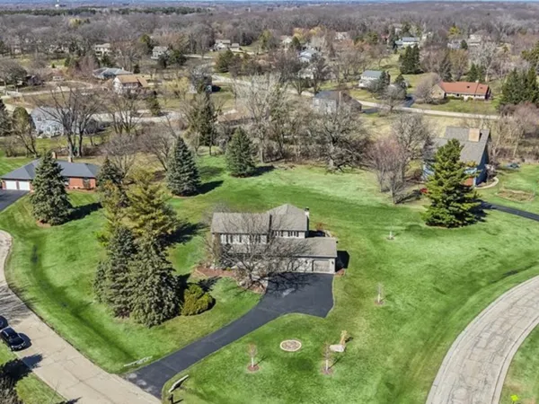 $685,000 | 209 Mooregate Trail, Hawthorn Woods, IL 60047