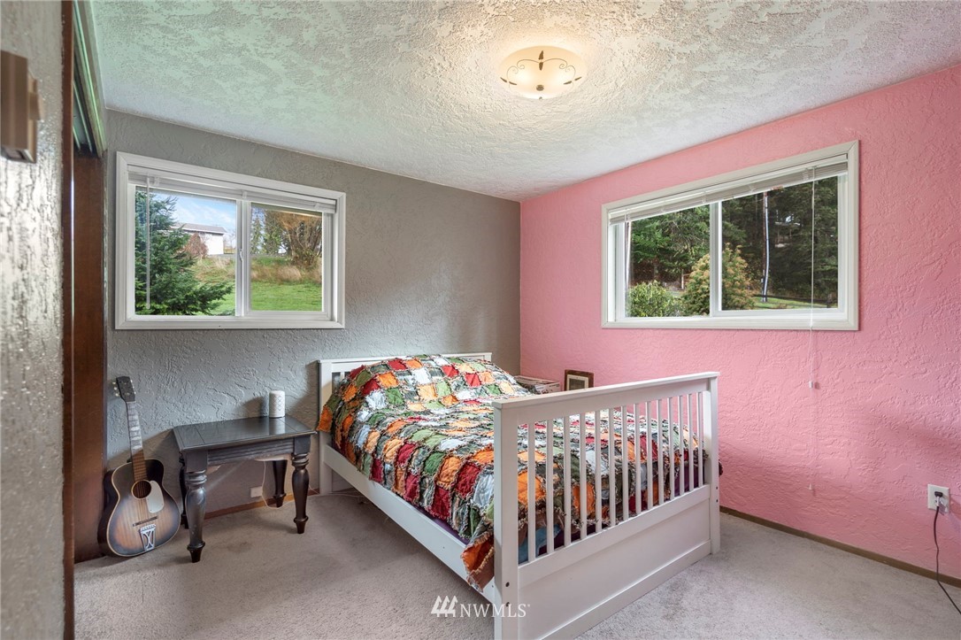 167 Hillcrest Road Chehalis, WA 98532 - Photo 15 of 26 a bedroom with a bed and a window