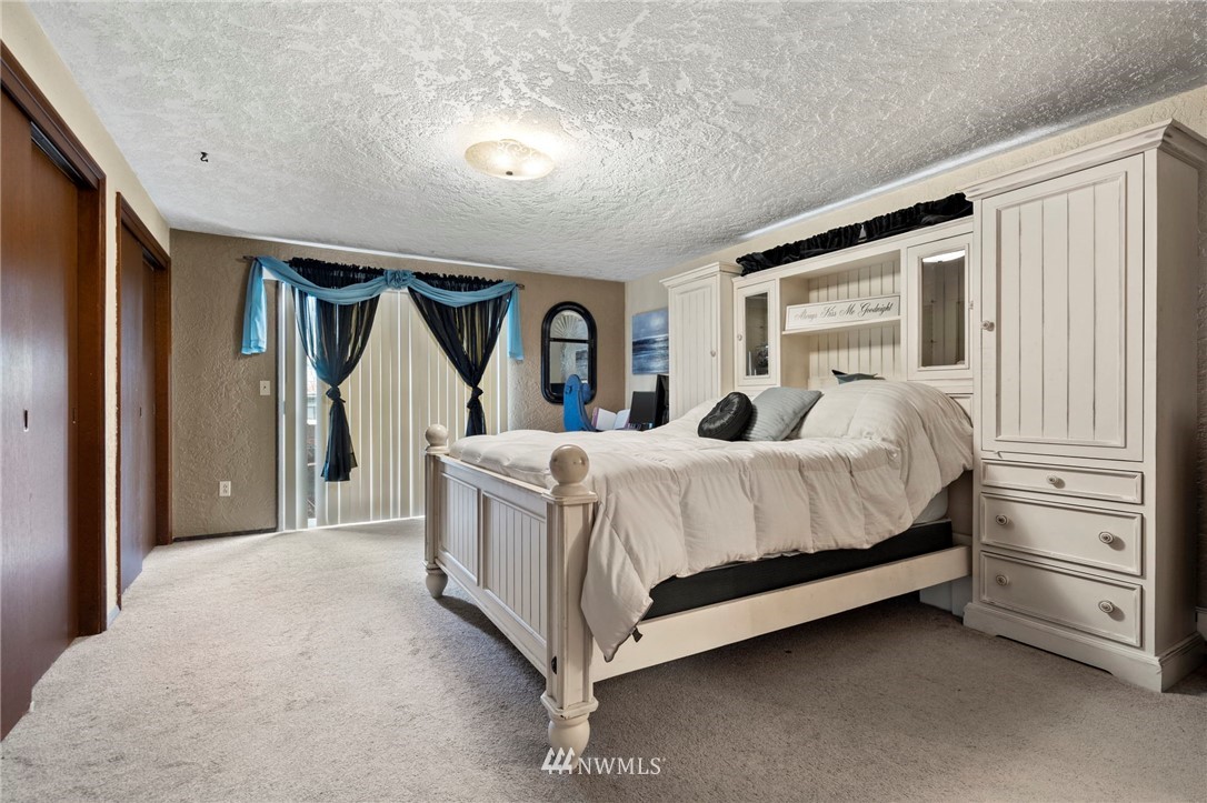 167 Hillcrest Road Chehalis, WA 98532 - Photo 16 of 26 a bed room with a bed and a window