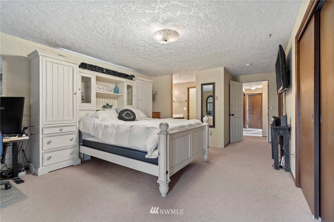 167 Hillcrest Road Chehalis, WA 98532 - Photo 17 of 26 a bedroom with a bed and a flat tv screen