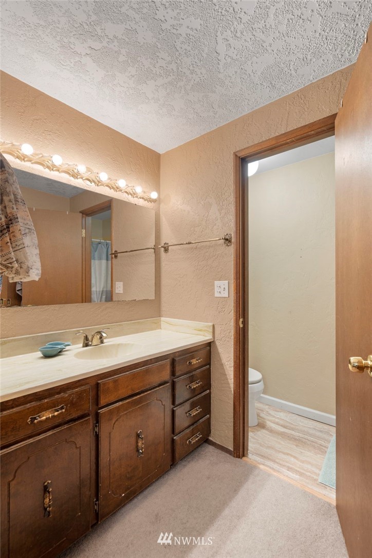 167 Hillcrest Road Chehalis, WA 98532 - Photo 18 of 26 a spacious bathroom with a double vanity sink a large mirror and a shower