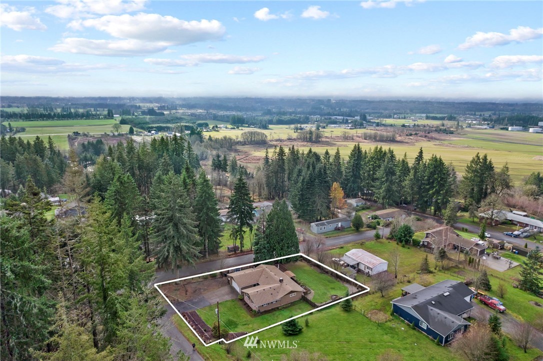 167 Hillcrest Road Chehalis, WA 98532 - Photo 3 of 26 a view of a lake with couches and city view