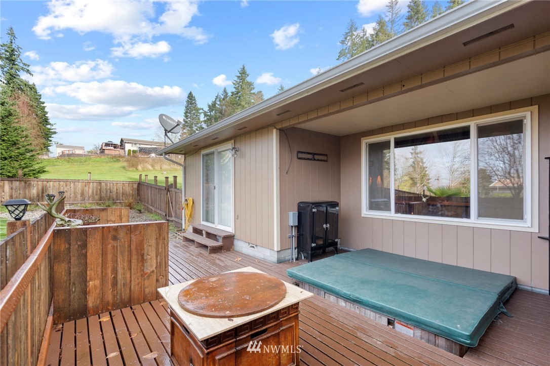 167 Hillcrest Road Chehalis, WA 98532 - Photo 21 of 26 a view of a patio with table and chairs with wooden floor and fence