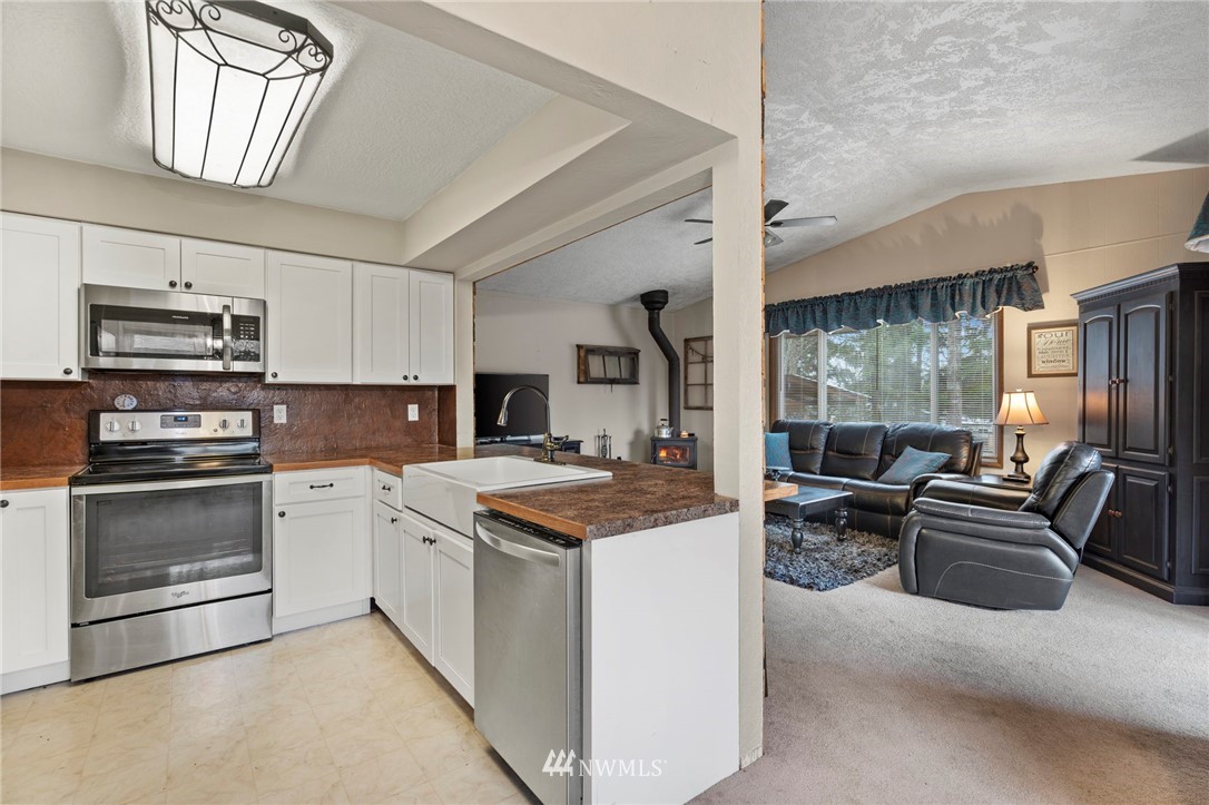 167 Hillcrest Road Chehalis, WA 98532 - Photo 6 of 26 a kitchen with stainless steel appliances granite countertop a stove a sink and a refrigerator