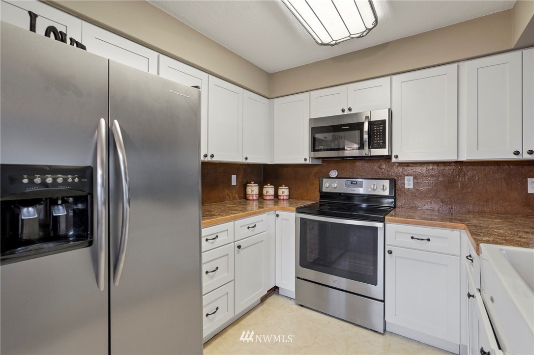 167 Hillcrest Road Chehalis, WA 98532 - Photo 7 of 26 a kitchen with stainless steel appliances white cabinets and a refrigerator