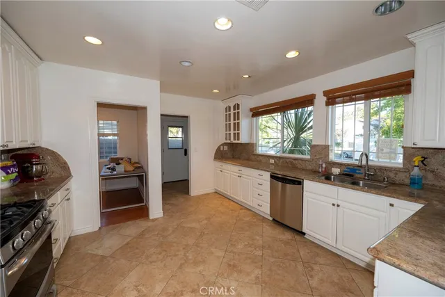 $925,000 | 7001 Jellico Avenue, Lake Balboa, CA 91406