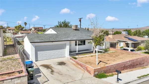 a view of a house with backyard