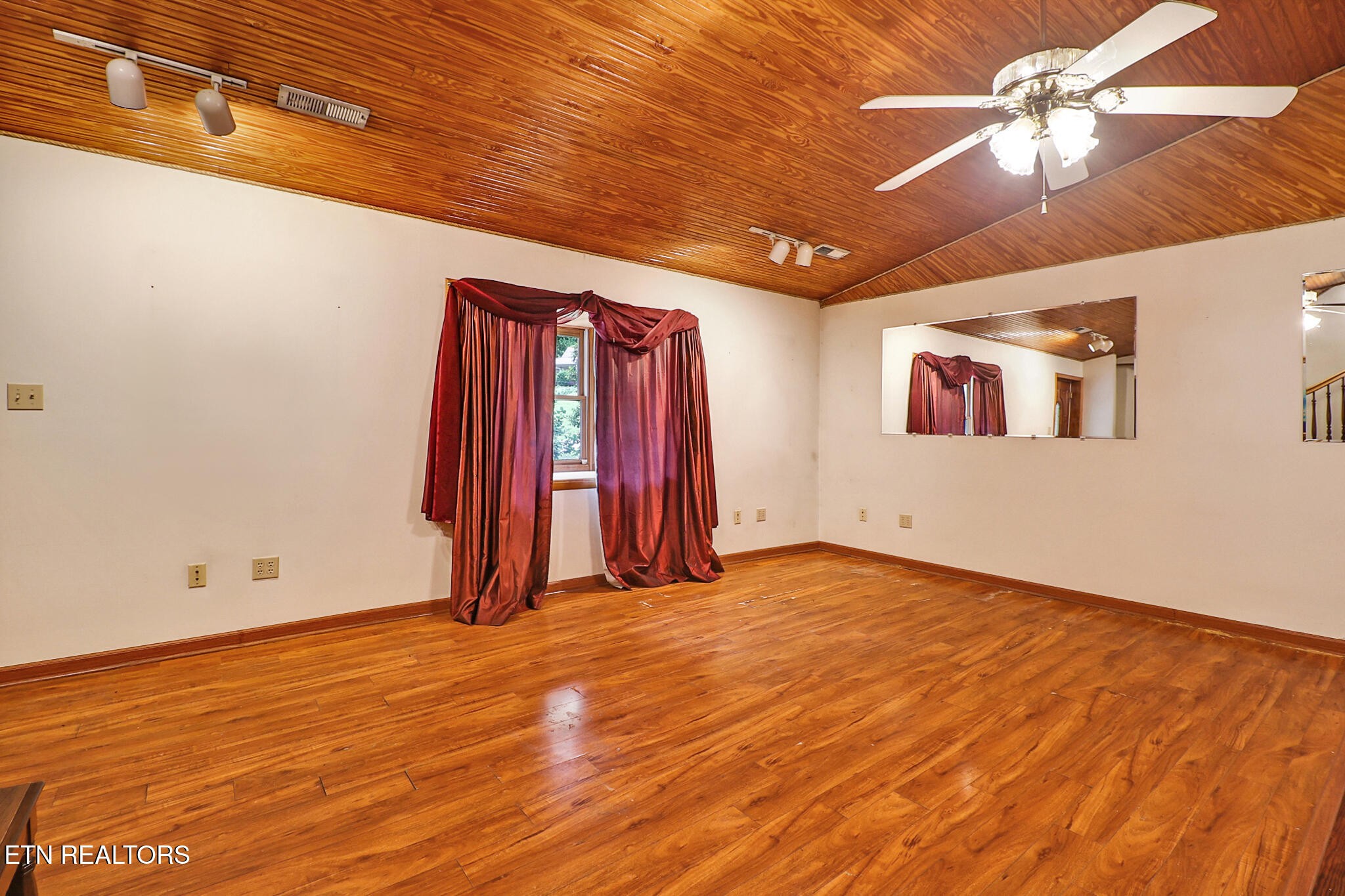 395 Ashley Lane Oneida, TN 37841 - Photo 10 of 40