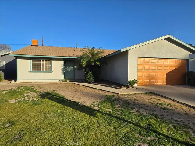 a view of a house with a backyard