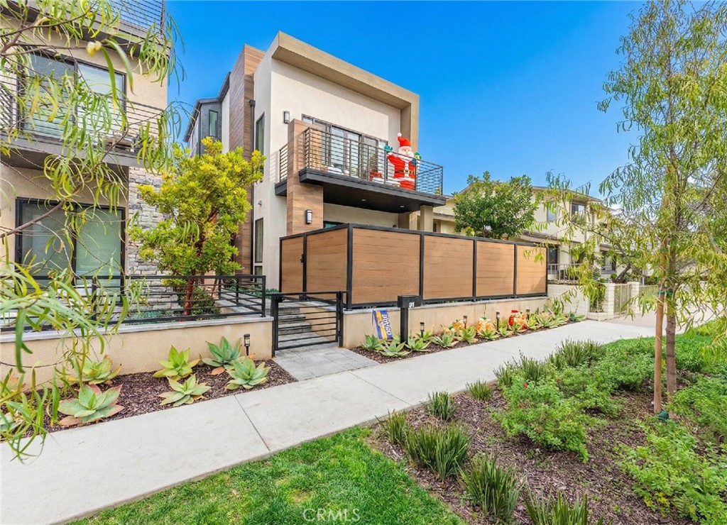 603 Delaware Street Huntington Beach, CA 92648 - Photo 3 of 32