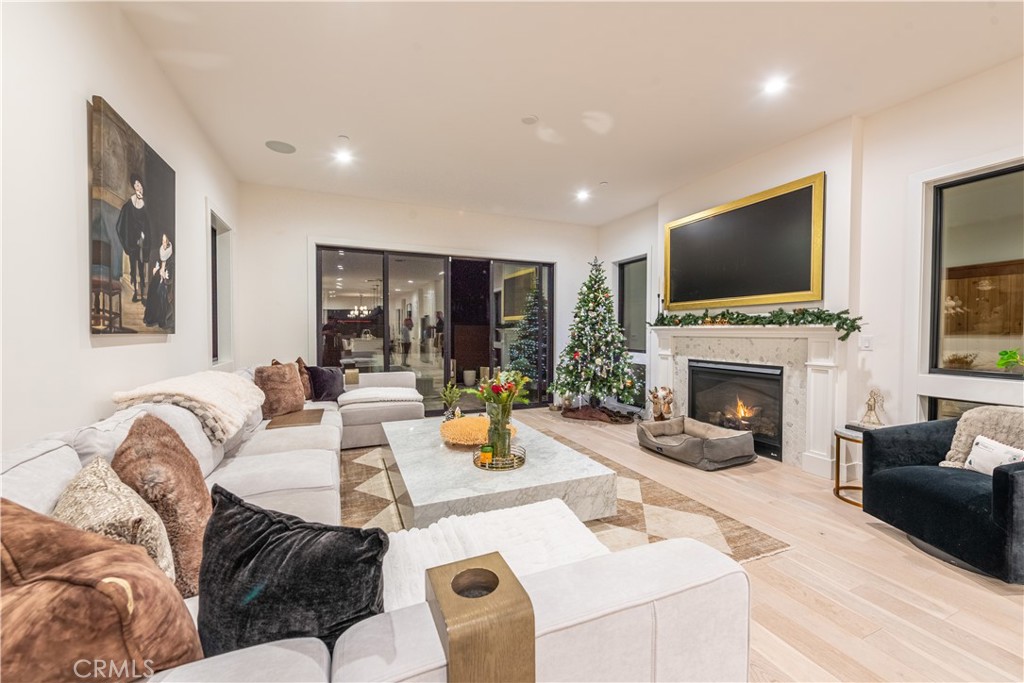 603 Delaware Street Huntington Beach, CA 92648 - Photo 4 of 32