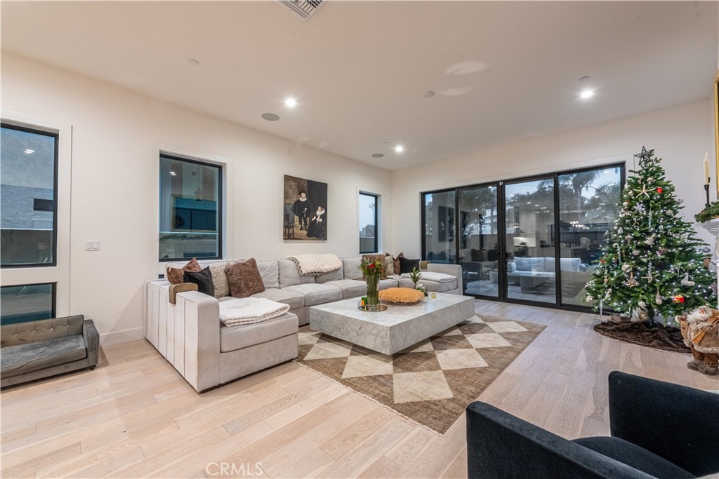 603 Delaware Street Huntington Beach, CA 92648 - Photo 6 of 32