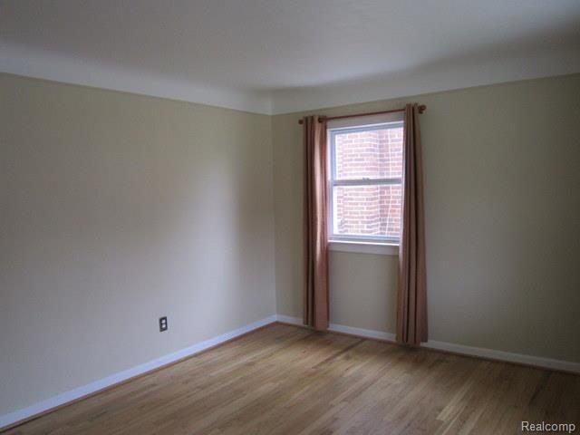 9831 Ruth Avenue Allen Park, MI 48101 - Photo 6 of 16 liv rm other.jpg