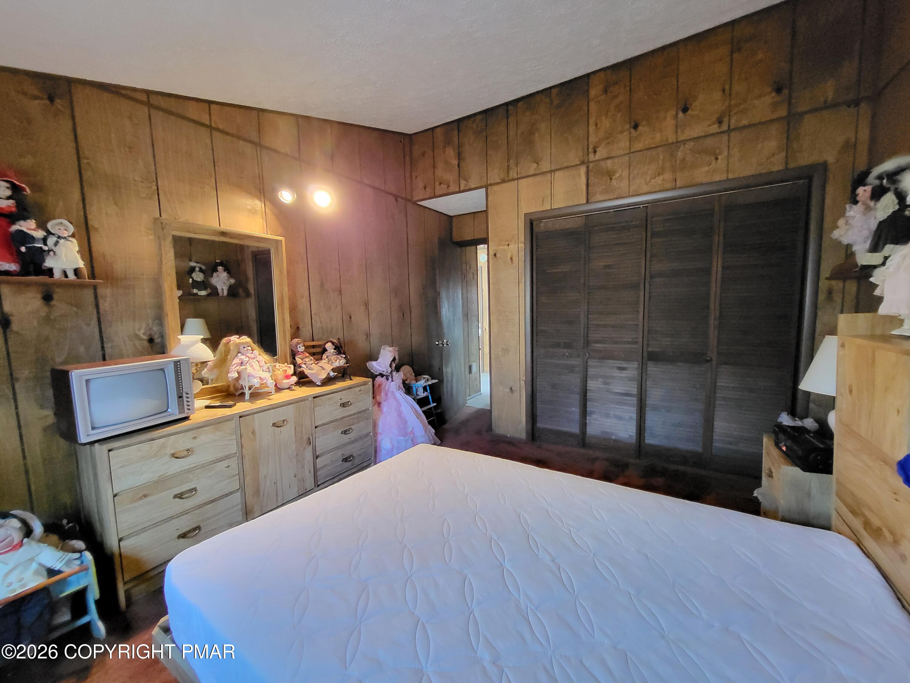 2014 Scarborough Way Bushkill, PA 18324 - Photo 9 of 82 a bedroom with a bed and a large mirror on the dresser