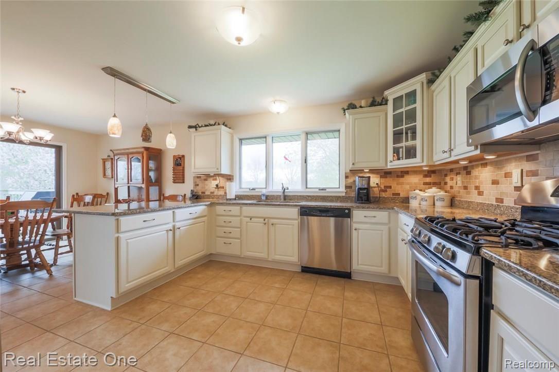 10696 Marshall Road South Lyon, MI 48178 - Photo 8 of 44 10696 Marshall 8.jpg